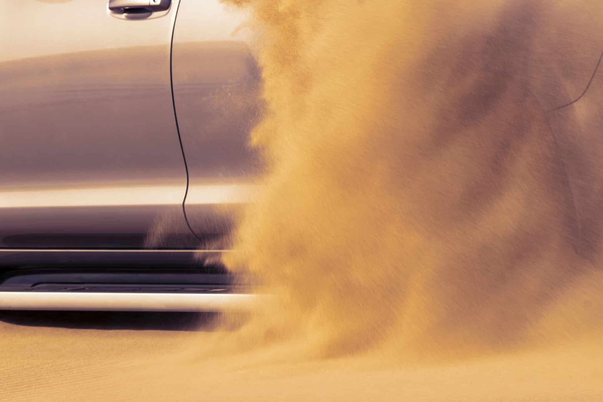 tempête de sable avec une voiture, vague du Sahara